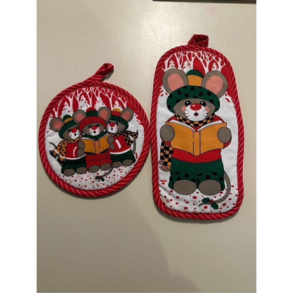 Vintage Christmas Pot Holders Mouse Caroling Set of 2 Red and White
